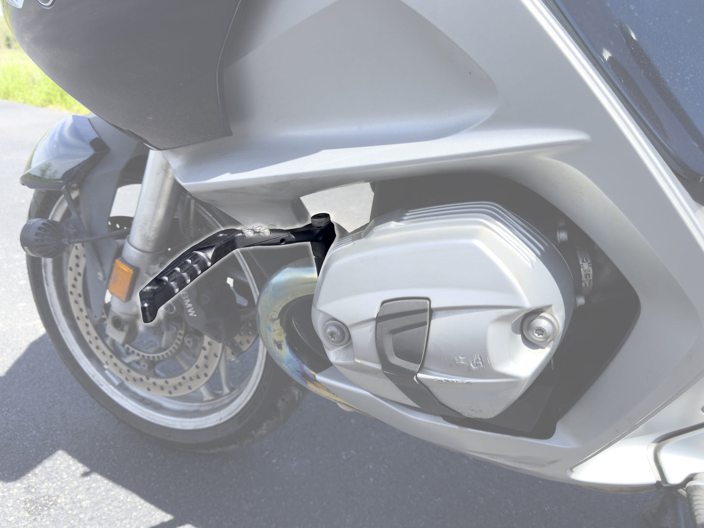 Blue Peg highway footrests for BMW R1200GS – precision-crafted with aircraft-grade aluminum for optimal performance.