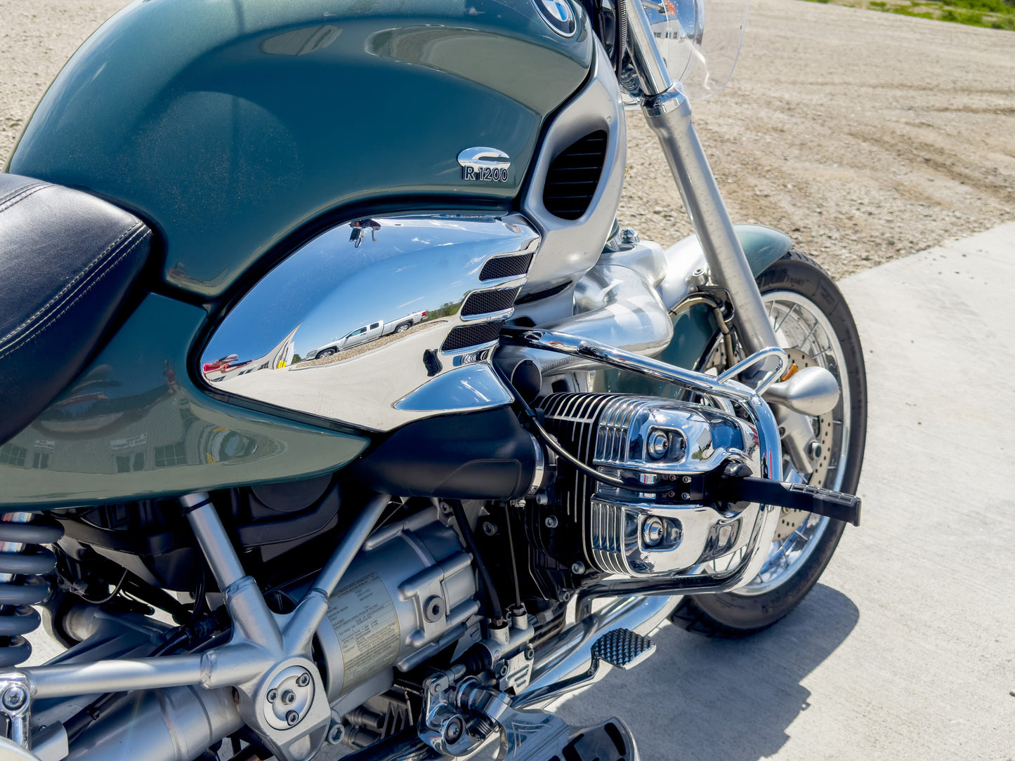 USA-made Rizoo Pegs highway footpegs for BMW R1200C and R1200CL – crafted from aircraft-grade aluminum for lasting strength.