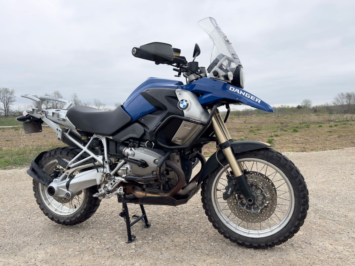Sahara Pegs highway foot pegs for BMW R1200GS – sleek integration with hex head styling and aircraft-grade aluminum construction.