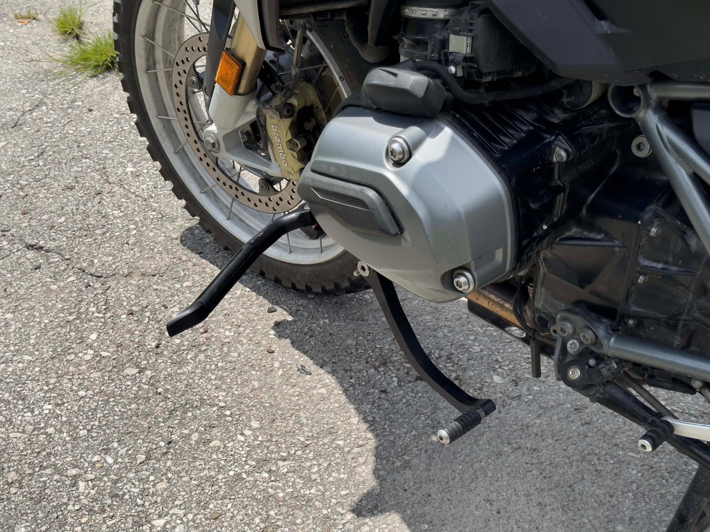 Gemini 1200 foot rest upgrade featuring CNC-machined highway pegs for BMW R1200GS – built for comfort and control.