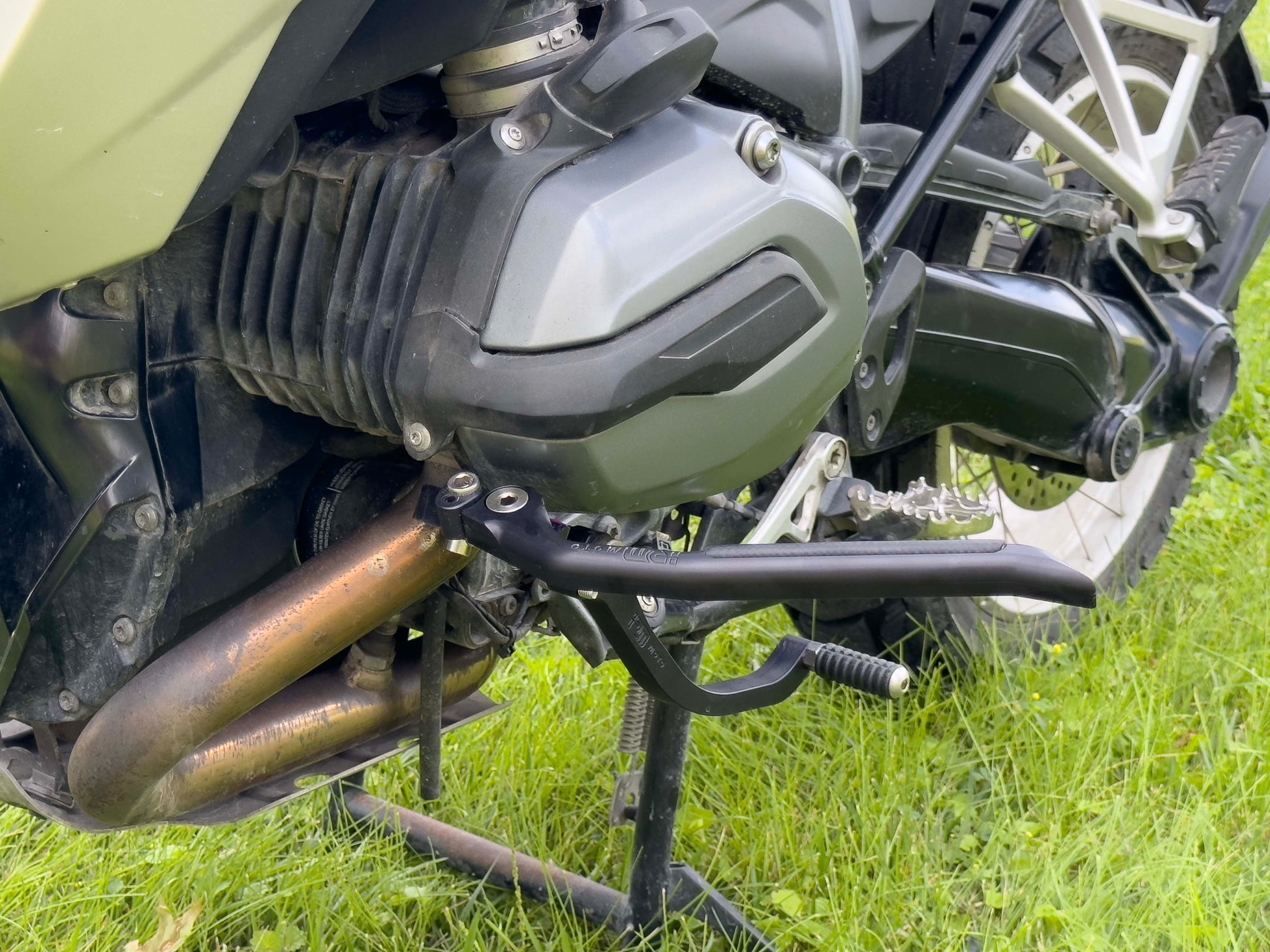 Sleek Gemini 1200 foot rest with integrated highway pegs – a perfect upgrade for BMW R1200GS performance and aesthetics.