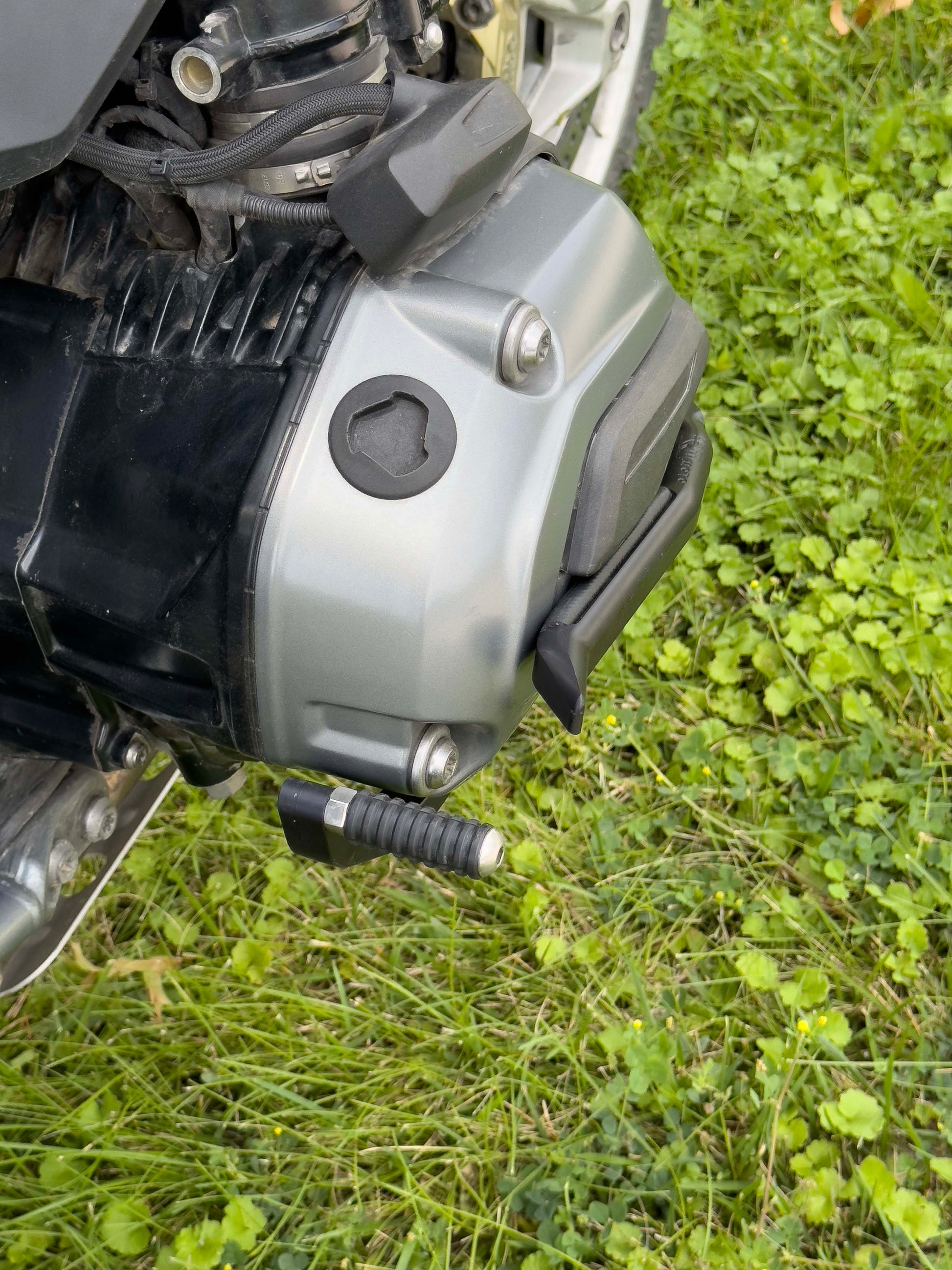 Optimized Gemini 1200 highway pegs footrest for BMW R1200GS – designed to improve ergonomics while preserving BMW styling.