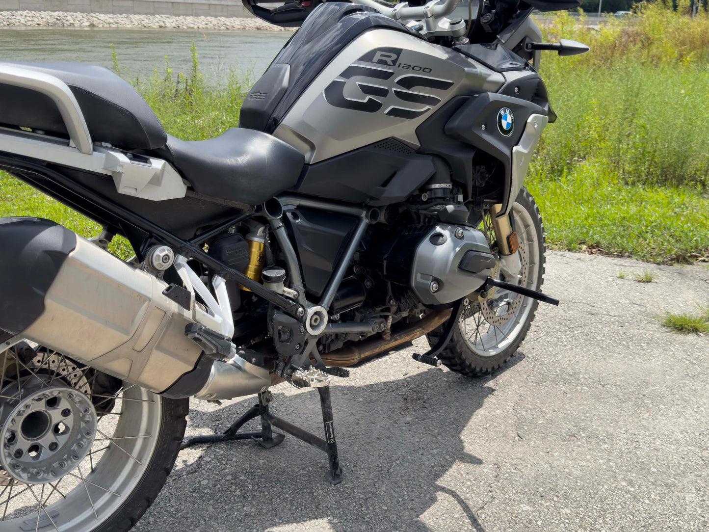 High-quality Gemini 1200 highway pegs and footrest for BMW R1200GS – precision CNC-machined for optimal performance.