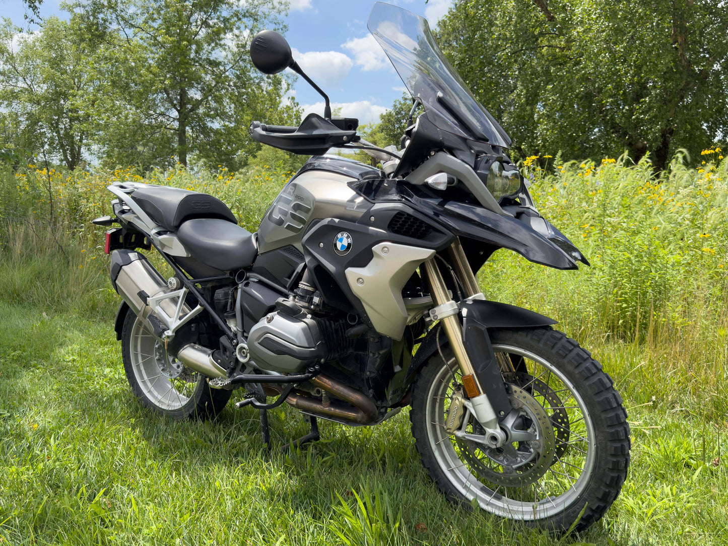 Gemini 1200 motorcycle accessory: robust highway pegs footrest crafted for the BMW R1200R to enhance ride stability.