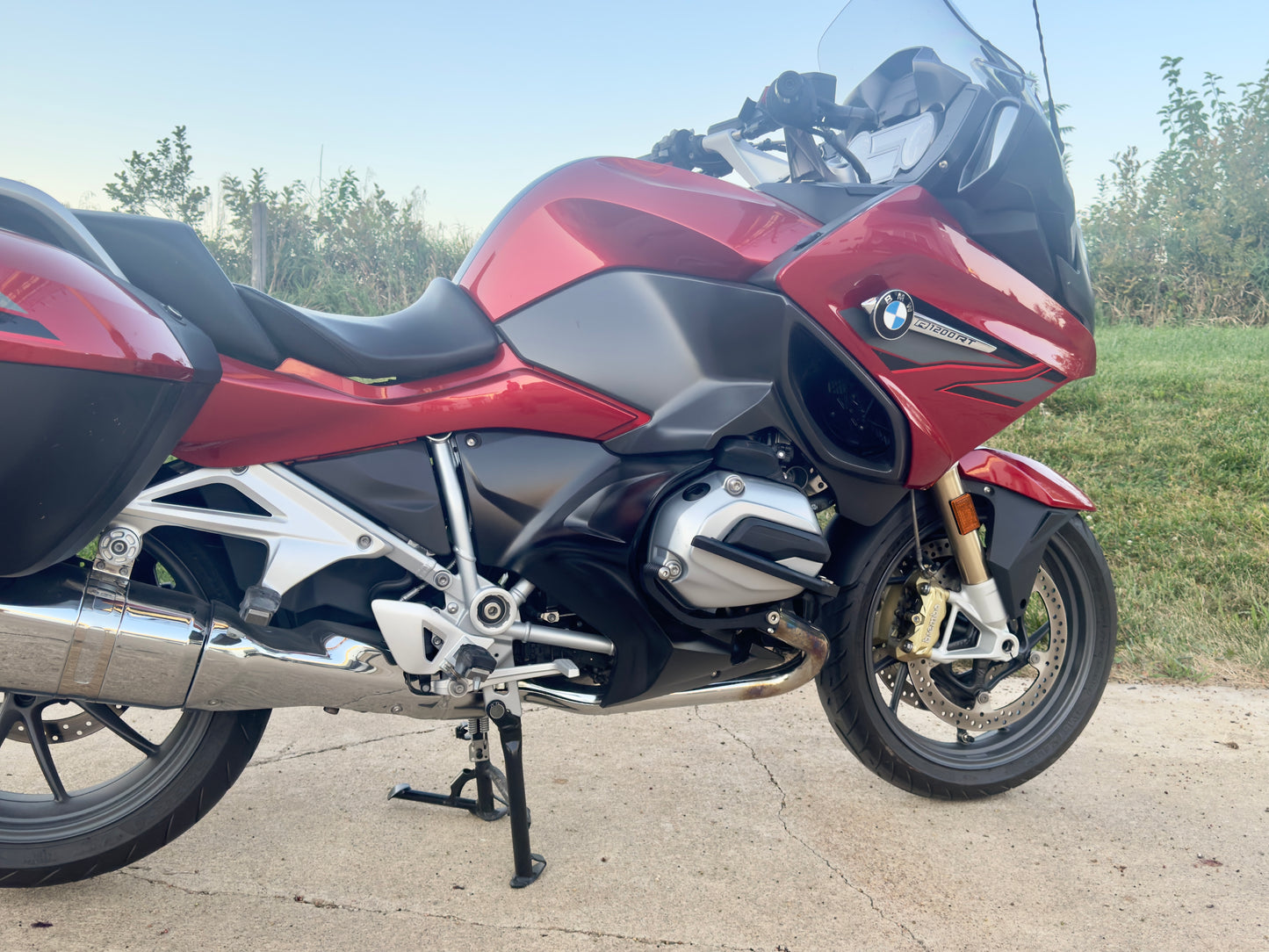 Sleek Gemini 1200 footrest with robust highway pegs – an ideal fit for all BMW R1200 models including GS and RS.