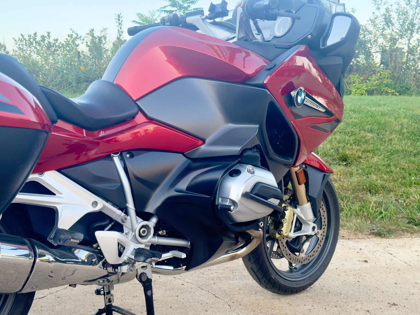 Gemini 1200 premium foot rest featuring innovative highway pegs for BMW R1200R – enhancing rider support.