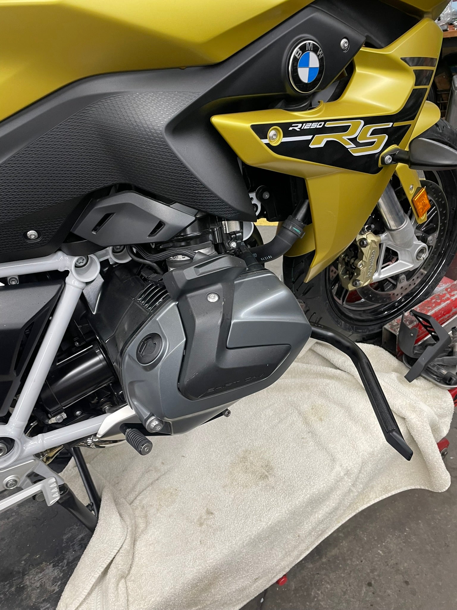 Custom-fit Gemini 1250 highway pegs by IRM Moto for BMW R1250 RS - Superior craftsmanship and elegant integration.