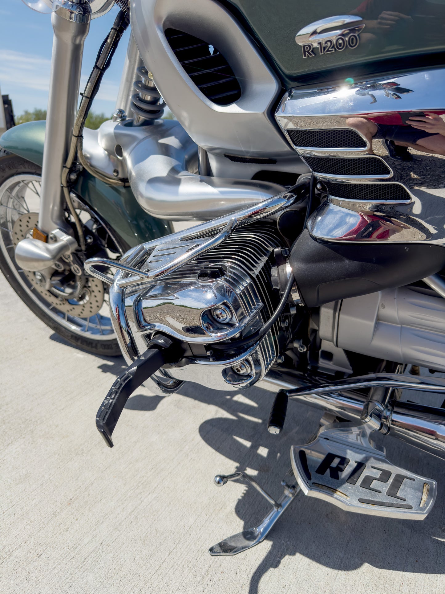 IRM Moto Rizoo Pegs – sleek highway footpegs for BMW R1200C and R1200CL, designed for enhanced comfort and style.