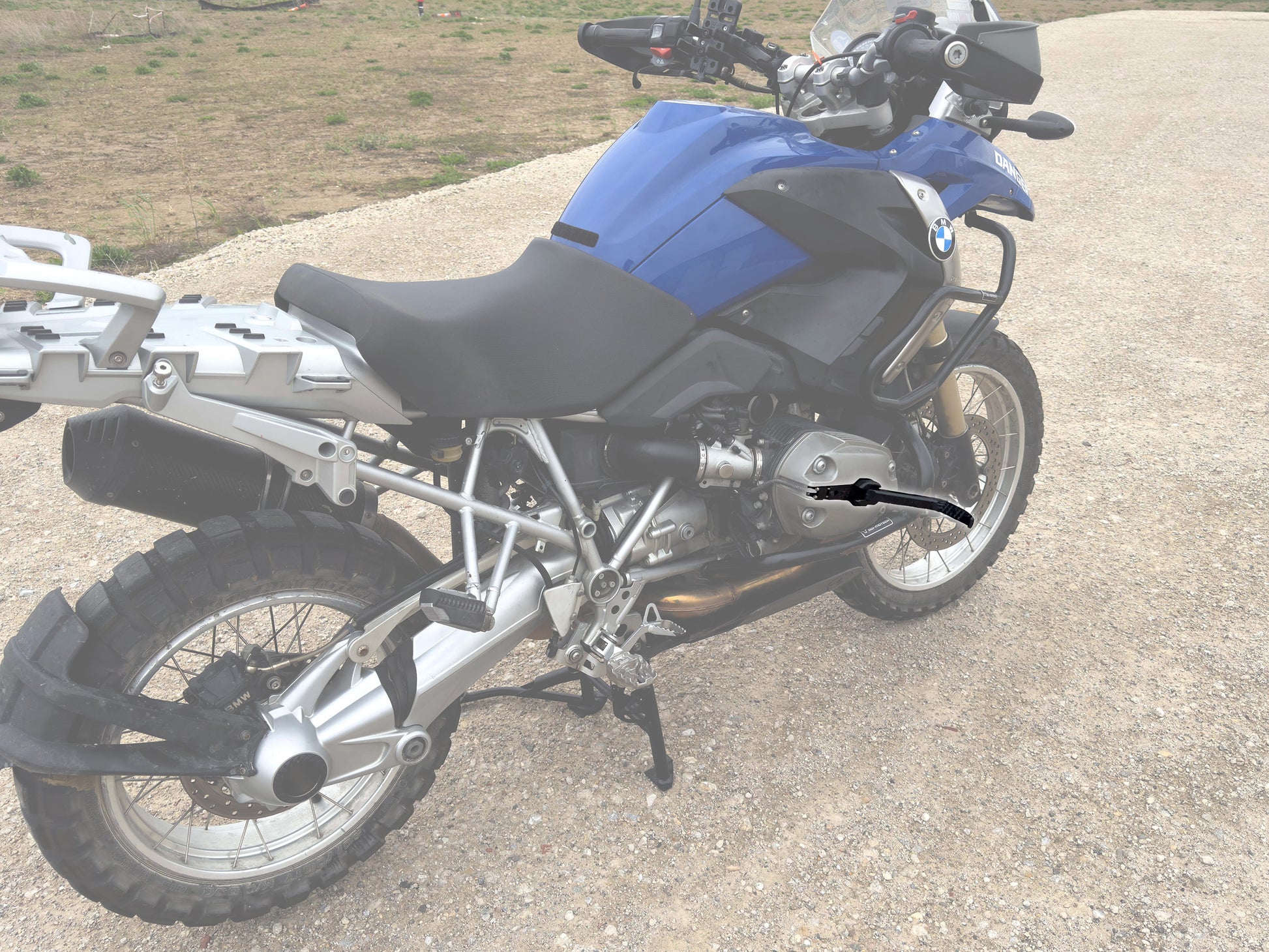 Sahara Pegs for 2005-2009 BMW R1200 hex head motorcycles – robust highway pegs with a sleek, integrated valve cover design.